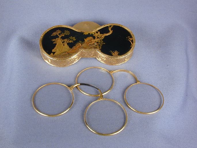 Louis XV gold mounted Japanese lacquer double spectacle case, containing two lorgnettes | MasterArt
